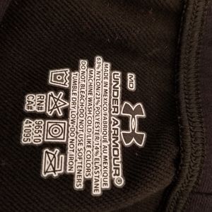 Under armour top and bottom.  The top is a large in the bottoms are medium.